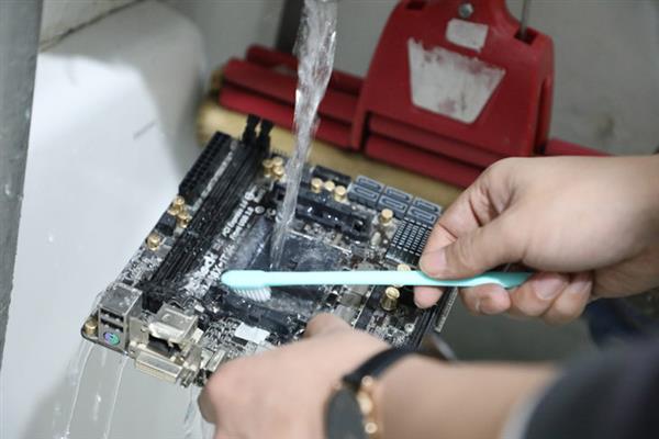主板水洗可行嗎？實測結果打破傳統認知